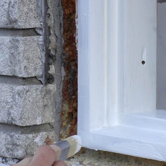 Pieni lahovaurio ikkunanpuitteessa: Maalaa tasoite Pieni lahovaurio ikkunanpuitteessa: Maalaa tasoite